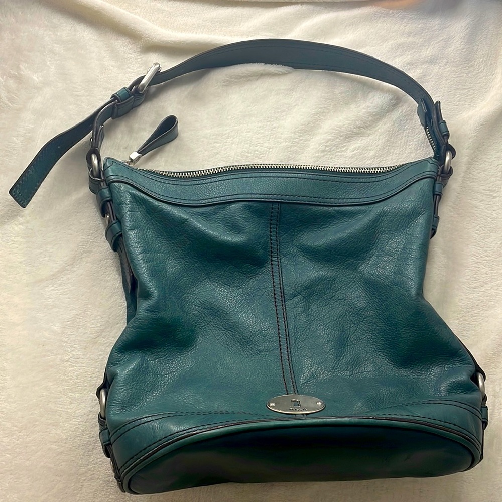 fossil light weight blue leather bag with lots of room on the inside barely used